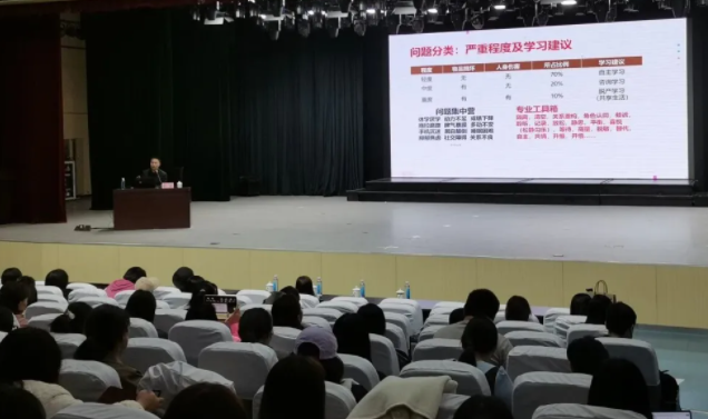 学生课堂上的专心投入文明有序生动展现了校园养成教育的育人成效